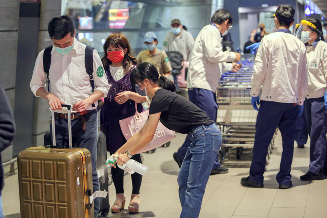 团客2天筛1次，指挥中心、交通部不同调。图为桃机入境旅客在搭乘防疫计程车。（陈麒全摄）