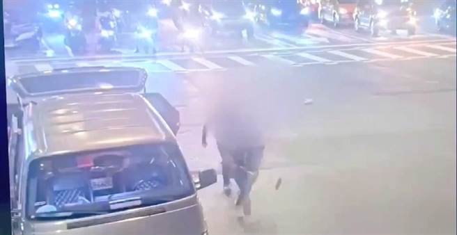 张男等5人因10万债务砸人槟榔摊。（警方提供）