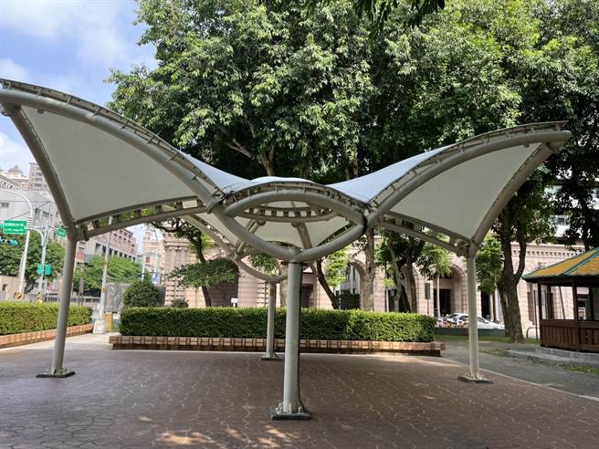 桃園市長參選人鄭寶清質疑，桃園市政府的天幕就是天價遮雨棚，沒建照、使照的大違建。(鄭寶清競選辦公室提供)