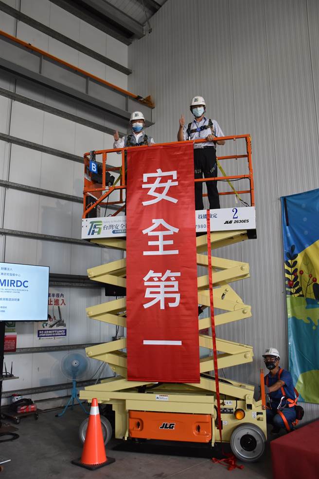 苗栗县长徐耀昌亲自登上高空工作车体验高空作业。（谢明俊摄）