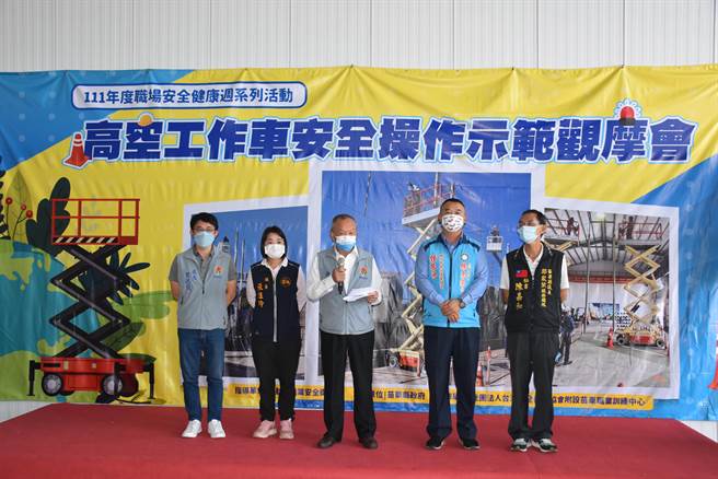 苗栗县长徐耀昌30日上午前往竹南镇台湾安全卫生协会苗栗职训场参观高空工作车训练课程。（谢明俊摄）