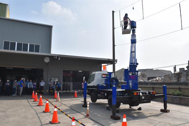 苗栗县长徐耀昌30日上午前往竹南镇台湾安全卫生协会苗栗职训场参观高空工作车训练课程。（谢明俊摄）