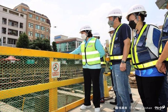 张丽善视察工程进度。(取自张丽善脸书)