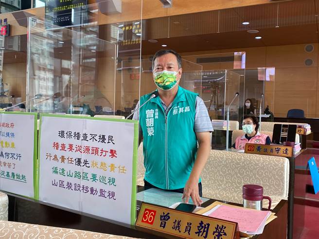 台中市议员曾朝荣要求市府提供电动机车给各里里长。（张亦惠摄）