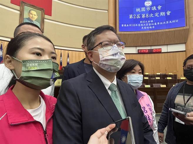 对此郑文灿表示，已积极争取前瞻计画等经费，更大酸污水下水道接管率低是因2任前县长让桃园起跑点比别人晚，是国民党执政的负债。（陈梦茹摄）