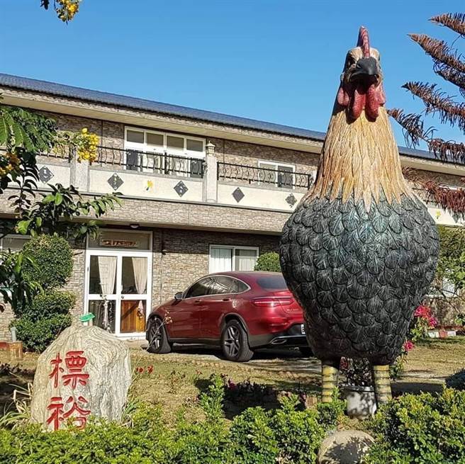 后龙镇标裕牧场场主魏趋鼎（左）曾获2013年神农奖，生产优良的鸡蛋及肉品。（谢明俊摄）