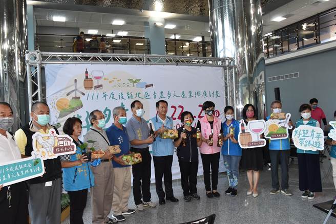 后龙镇长朱秋隆推出「好望青农带路游」推广后龙优良农特产品。（谢明俊摄）