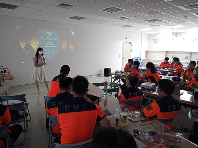 台南市消防局第二大队今日在麻豆新楼医院办理紧急救护训练课程，由麻豆新楼医院急诊医学科及心臟内科医师团队提供急性心肌梗塞、急性脑中风课程。（台南市消防局提供／李俊淇台南传真）