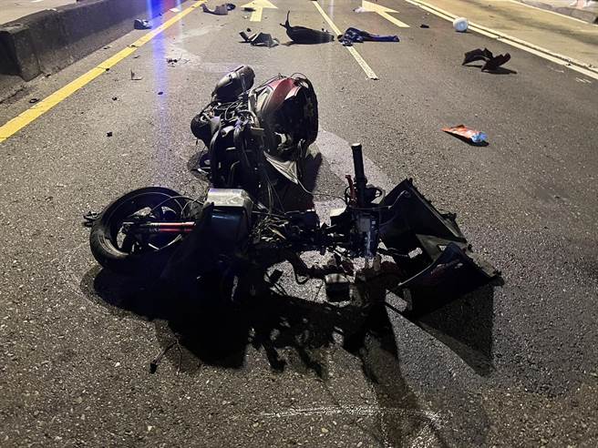 黃男疑似闖紅燈遭計程車撞上，導致機車車頭全毀。（翻攝照片／林郁平台北傳真）