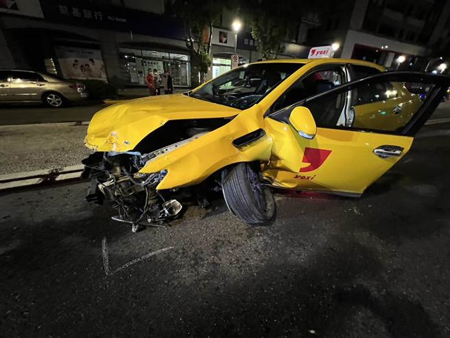 計程車撞上機車，運將及乘客都被送醫治療。（翻攝照片／林郁平台北傳真）