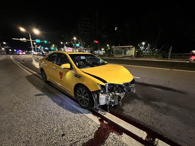 計程車撞上機車，運將及乘客都被送醫治療。（翻攝照片／林郁平）