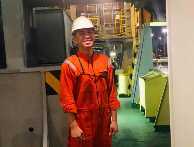 交通部航港局30日举行111年第3次航海人员测验榜示，有112人通过测验；其中，来自高雄的黄奕凯高职毕业后一度感到人生茫然，后来找到目标，一次就通过一等船副5科的测验科目。（图/ 中央社）