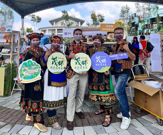 交通部观光局即日起连续3天订在嘉义县原乡邹族部落阿里山邹族逐鹿文创园区举办「2022年台湾部落观光嘉年华」，茂林国家风景区管理处将展售传统手工艺品、在地农特产品、部落原生山茶等，宣传部落特色产业及推广特色商品。(茂管处提供／林雅惠高雄传真)