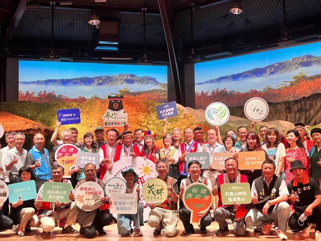 交通部观光局即日起连续3天订在嘉义县原乡邹族部落阿里山邹族逐鹿文创园区举办「2022年台湾部落观光嘉年华」，茂林国家风景区管理处将展售传统手工艺品、在地农特产品、部落原生山茶等，宣传部落特色产业及推广特色商品。(茂管处提供／林雅惠高雄传真)