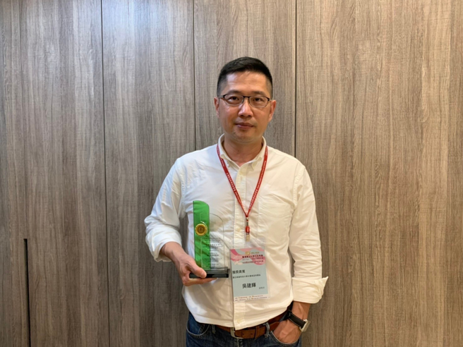 国立高雄科技大学水产食品科学系教授吴建辉与高雄工艺啤酒品牌「自由人酿造」联手研发出全台第一支功能性乳酸菌株发酵的酸啤酒-玉荷包酸啤酒 Chill 53，取得英国WBA台湾区野生/酸啤酒增味组国家优胜与金奖，及世界最佳啤酒大奖。(照片/高雄科技大学提供)