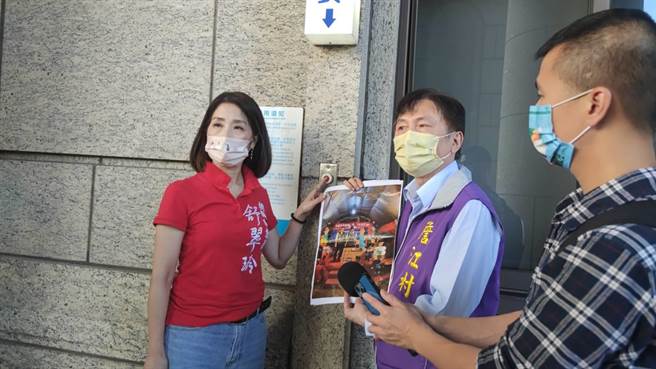 国民党桃园市议员詹江村、舒翠玲今天下午持桃园市长郑文灿、绿营参选人郑运鹏和摸彩品的合照，告发2人贿选。（赖佑维摄）