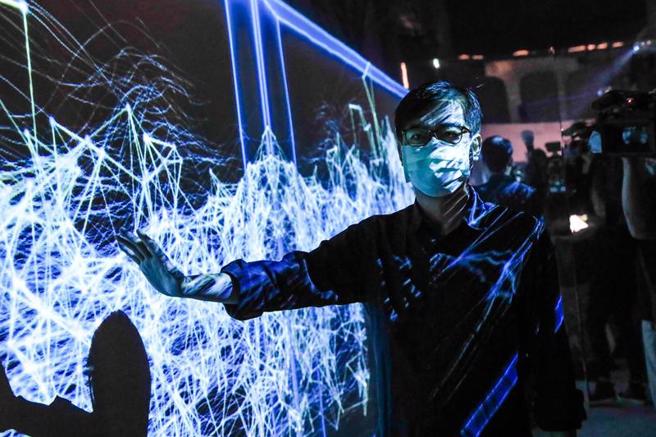 配合2022台湾设计展，高雄市政府运用5G、AR、VR、MR及元宇宙等打造科技展览，市长陈其迈29日抢先感受DigiWave科幻密室带来的高沉浸式多感官体验。（图/ 中央社）