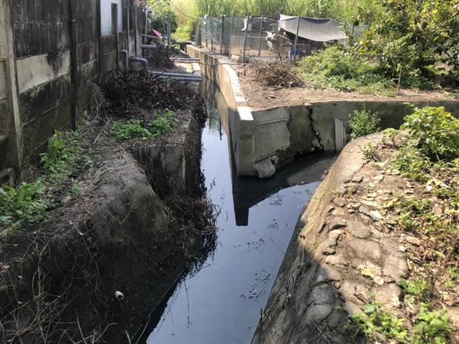 原通洪断面之梯形砌石护岸已不足负荷，进而影响排水功能。（台南水利局提供／李俊淇台南传真）