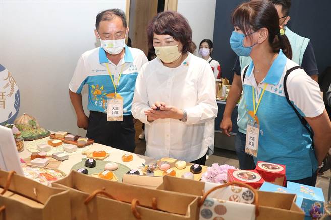 嘉义市长黄敏惠（中）参观大溪厝社区的特色好物。（廖素慧摄）