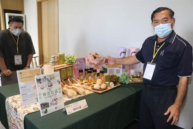 嘉义市精忠社区展示橄榄制作出来的社区特色好物。（廖素慧摄）