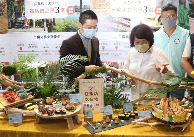 嘉义市长黄敏惠（右）参观饭店业者用在地小农食材制作的餐食。（廖素慧摄）
