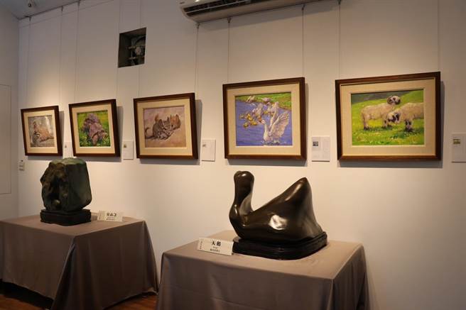 「石宴」展场中也挂满名家画作，让游客在走入大自然前先以艺术角度感受园内风光。（蔡明亘摄）