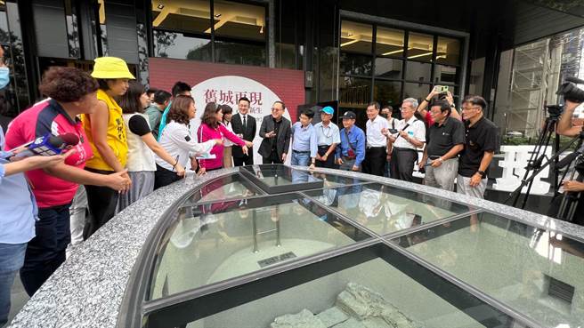 华友联集团位于高雄左营的建案「I世界」2018年开工后，发现清朝时期左营旧城城墙残迹，经协调后，变更设计退缩，新建案今年完工，成为全台首栋「住宅与古蹟共存的住宅大厦」。（柯宗纬摄）