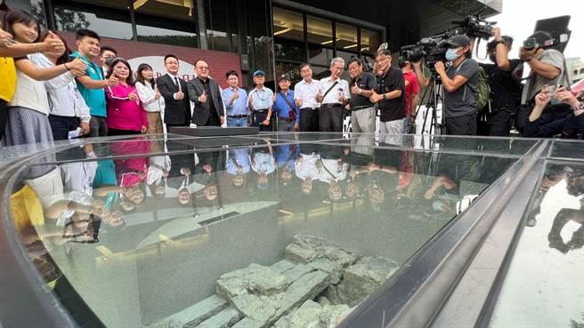 华友联集团位于高雄左营的建案「I世界」2018年开工后，发现清朝时期左营旧城城墙残迹，经协调后，变更设计退缩，新建案今年完工，成为全台首栋「住宅与古蹟共存的住宅大厦」。（柯宗纬摄）