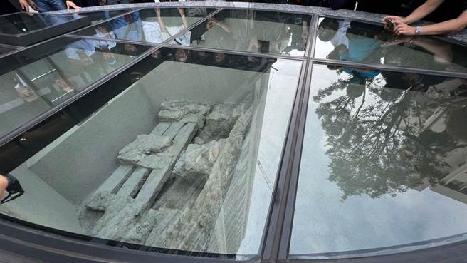 经由考古发掘后发现总长约50公尺长，具有城墻排水功能的水关，确认为南门段城墙残蹟，并于同年经高雄市文资审议委员会审议指定为市定古蹟。（柯宗纬摄）