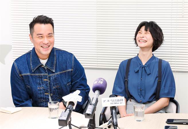 張孝全（左）與江宜蓉分享主演《童話．世界》拍攝秘辛。（羅永銘攝）