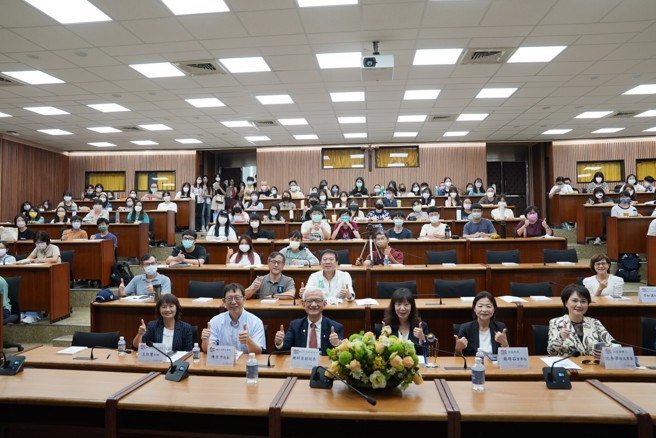 记者会后全场大合照。(照片/辅仁大学提供)