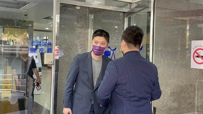 林秉枢涉（右二）嫌施暴高嘉瑜案，新北地院判处徒刑2年10月徒刑，其中伤害罪8月不得易科罚金，寰瀛法律事务所合伙律师吕俊杰表示，林秉枢仅伤害罪需入监执行，但林的羁押期226天可折抵刑期，所以林实际入监天数恐怕只有2周。（本报资料照，蔡雯如摄）