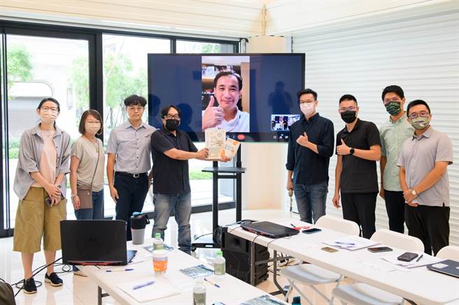 民进党桃园市长参选人郑运鹏确诊隔离迈入第7天，上午与政策平台召集人林飞帆、社会住宅推动联盟以视讯进行会议讨论。（郑运鹏竞选办公室提供／陈梦茹桃园传真）