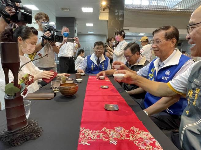 「2022南投世界茶业博览会」10月8日至16日于中兴新村登场，南投县长林明溱邀民眾来品茗选购。（杨静茹摄）