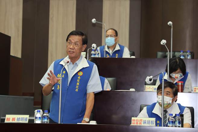 林明溱指农粮署分配南投认购50公吨，允诺若没有食品加工厂承购，将送县民食用。（民眾提供／杨静茹南投传真）