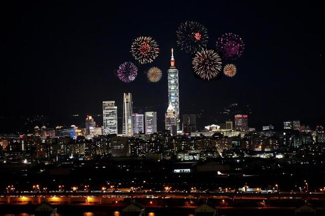 （台北萬豪酒店跨年住房專案，入住指定客房享驚喜小禮再贈送台北萬豪36樓跨年煙火派對入場資格兩名。圖／台北萬豪酒店提供）