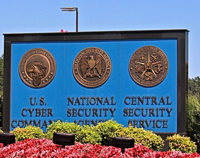 一名曾在美国国家安全局工作的网路专家，及一名前军医与妻子，今天分别因企图向外国政府出售美国机密被起诉。（图／shutterstock）