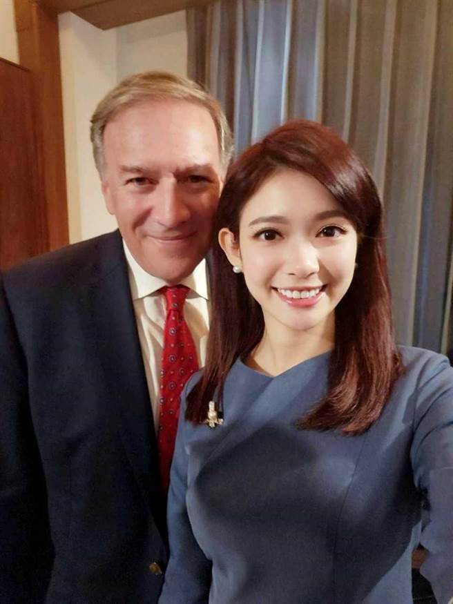 蓬佩奥和刘宸希自拍留念。（三立提供）