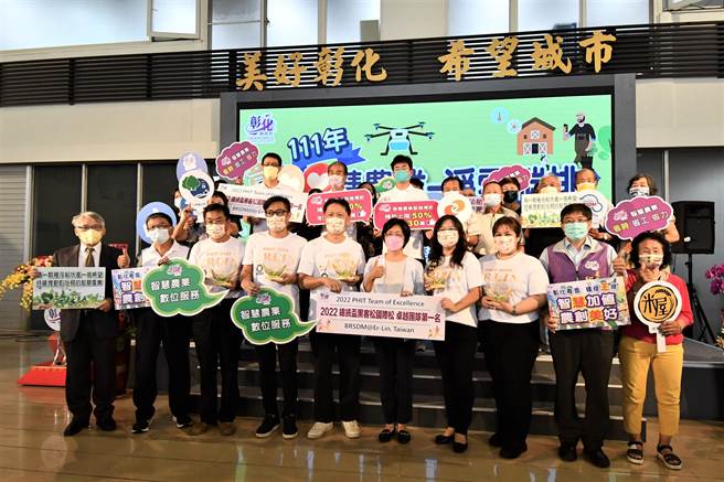 「2022總統盃黑客松國際松」今年聚焦淨零相關氣候議題，彰化縣中州科技大學智慧雲端與大數據研究中心主任許順發領軍，以稻桿廢棄物到生物炭肥料與土壤碳儲存為題，摘下第一，也是國際松首次由台灣團隊奪冠，彰化縣長王惠美表揚這項「彰化之光」。（吳敏菁攝）