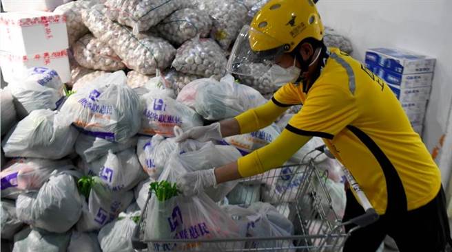 2022年7月5日，在安徽泗县某超市，外卖员根据线上订单取货。（新华社）