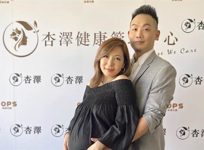 Makiyo（左）今天挺9个月孕肚，出席老公小金投资的健康管理中心。（经纪人提供）