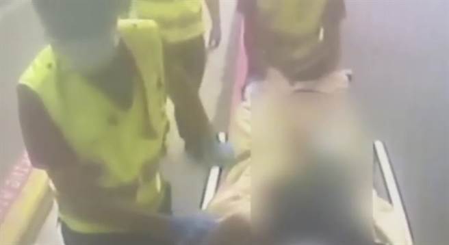 台鐵一輛區間車今日下午行經中壢站時，突然有女乘客昏倒在地。（翻攝畫面／蔡明亘桃園傳真）