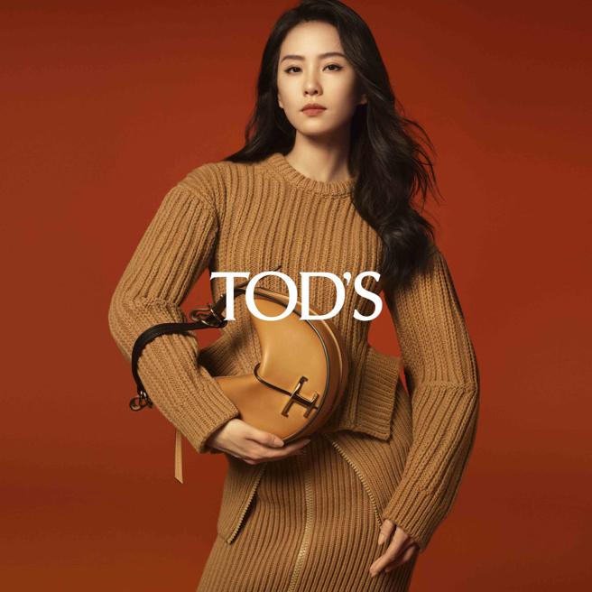 刘诗诗以米色针织套装搭配同色系的T Timeless系列半月包，温润的圆弧搭配立体缝线，呈现随性自适的都会女性形象。（TOD’S提供）