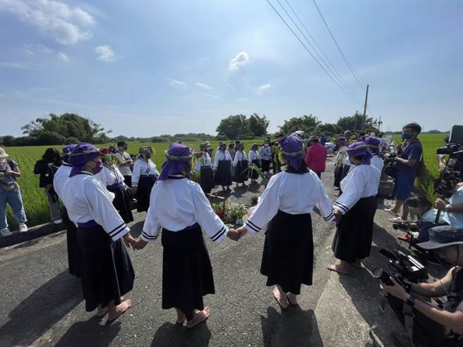 吉贝耍部落妇女手拉手围绕着祭坛祀壶唱着牵曲。（李俊淇摄）