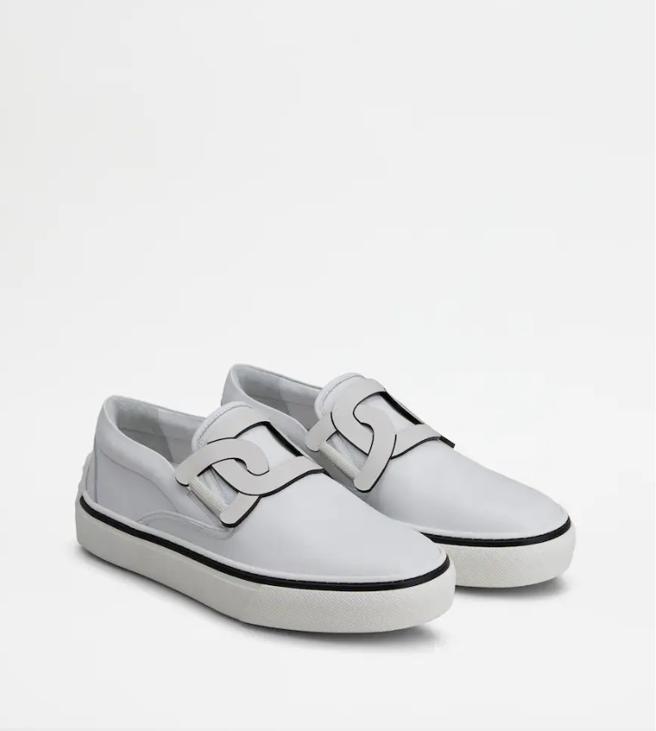 TOD’S Kate饰扣休閒鞋，2万7300元。（TOD’S提供）