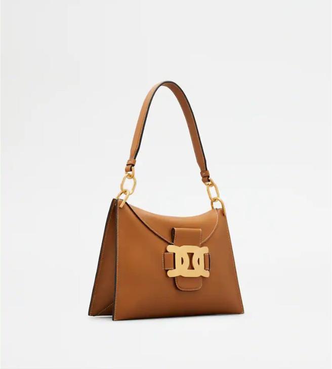 TOD’S 驼色Kate饰扣腋下包，7万8700元。（TOD’S提供）