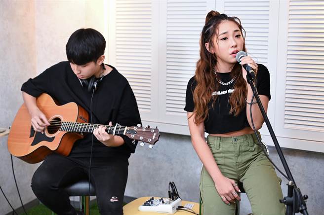 艾薇（右）前晚在直播開唱，用心翻唱多首熱門夯曲。（環球音樂提供）