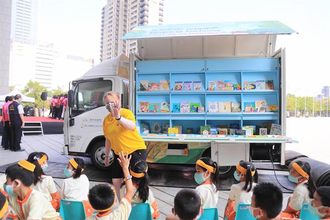 天麗生技公司捐贈的「英語愛閱專車」正式啟航。(林欣儀攝)