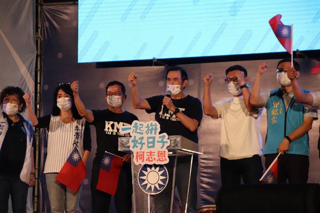 国民党高雄市长参选人柯志恩30日在梦时代旁广场举办「柯志恩大家族誓师大会」，前总统马英九也到场为柯志恩站台。（洪浩轩摄）