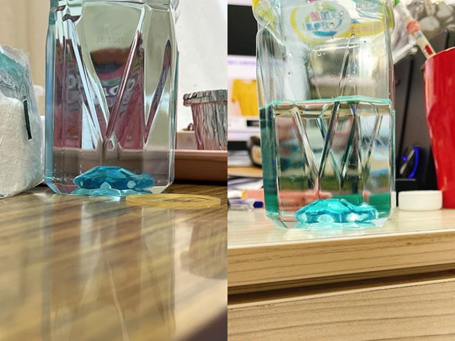 網友日前發現某知名品牌的礦泉水包裝底部的凹槽，從側面看竟像是1輛車的外型，照片曝光其他網友也同樣發現，紛紛分享照片。（翻攝自臉書「路上觀察學院」）